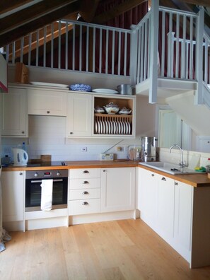 Private kitchen - Attractively converted cartshed with glass-chandelier, log fire and loft-bedroom (Highworth)