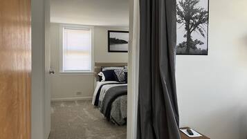 1 soverom, strykejern/-brett, internettilgang og sengetøy