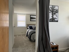 1 soverom, strykejern/-brett, internettilgang og sengetøy