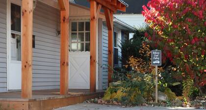 Cozy Carriage House with an Urban Cabin Ambiance