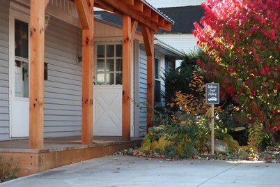 Cozy Carriage House with an Urban Cabin Ambiance