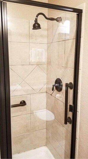 Shower, jetted bath, towels, soap - Comfort Cove 3 minutes from SDC (Branson)