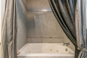 Dusche, Whirlpool, Haartrockner, Handtücher