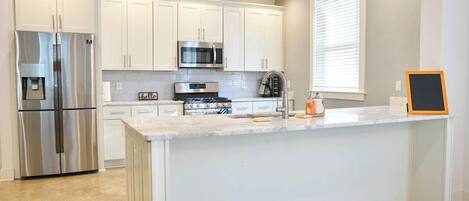 Køleskab, mikrobølgeovn, ovn, kogeplade