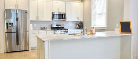 Jääkaappi, mikroaaltouuni, uuni, liesi