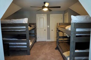 4 bedrooms, iron/ironing board