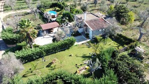 An aerial view of a property with a swimming pool, a covered patio, and a well-maintained garden. - Villa Piana - Con Piscina ed Ampio Giardino Privato (Tricase)