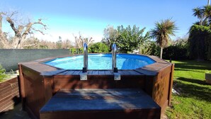 An outdoor hot tub with steps leading up to it, surrounded by a grassy yard and trees. - Villa Piana - Con Piscina ed Ampio Giardino Privato (Tricase)