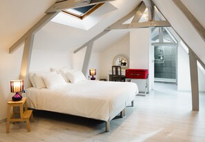 4 chambres, bureau, fer et planche à repasser, lit parapluie