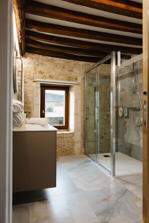 Dusche, Haartrockner, Handtücher, Seife
