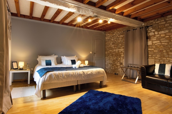 4 bedrooms, desk, iron/ironing board, travel cot