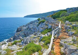 A coastal path with a wooden railing, rocky terrain, and a view of the sea. - Villa Machri - Con Piscina Privata E Ampio Giardino Vicina Al Mare (Alessano)