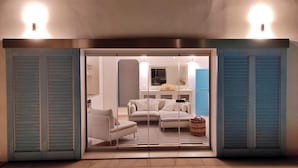 Un interno moderno con un divano, un tavolino da caffè e un tappeto a righe.