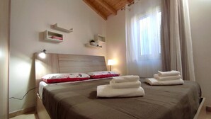 A bedroom with a wooden ceiling, a bed with a headboard, bedside lamps, and a window with curtains. - Casa Celeste - Immersa Nella Natura con Piscina Privata nel Salento (Corsano)