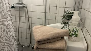 Apartamento | Baño | Ducha, secador de pelo y toallas