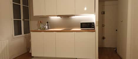 Fridge, microwave, oven, coffee/tea maker