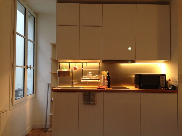 Fridge, microwave, oven, coffee/tea maker