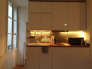 Kühlschrank, Mikrowelle, Ofen, Wasserkocher mit Kaffee-/Teezubehör