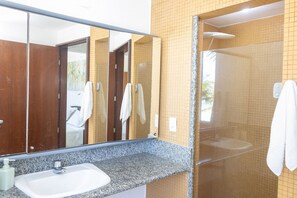 Regadera, toallas, papel de baño 