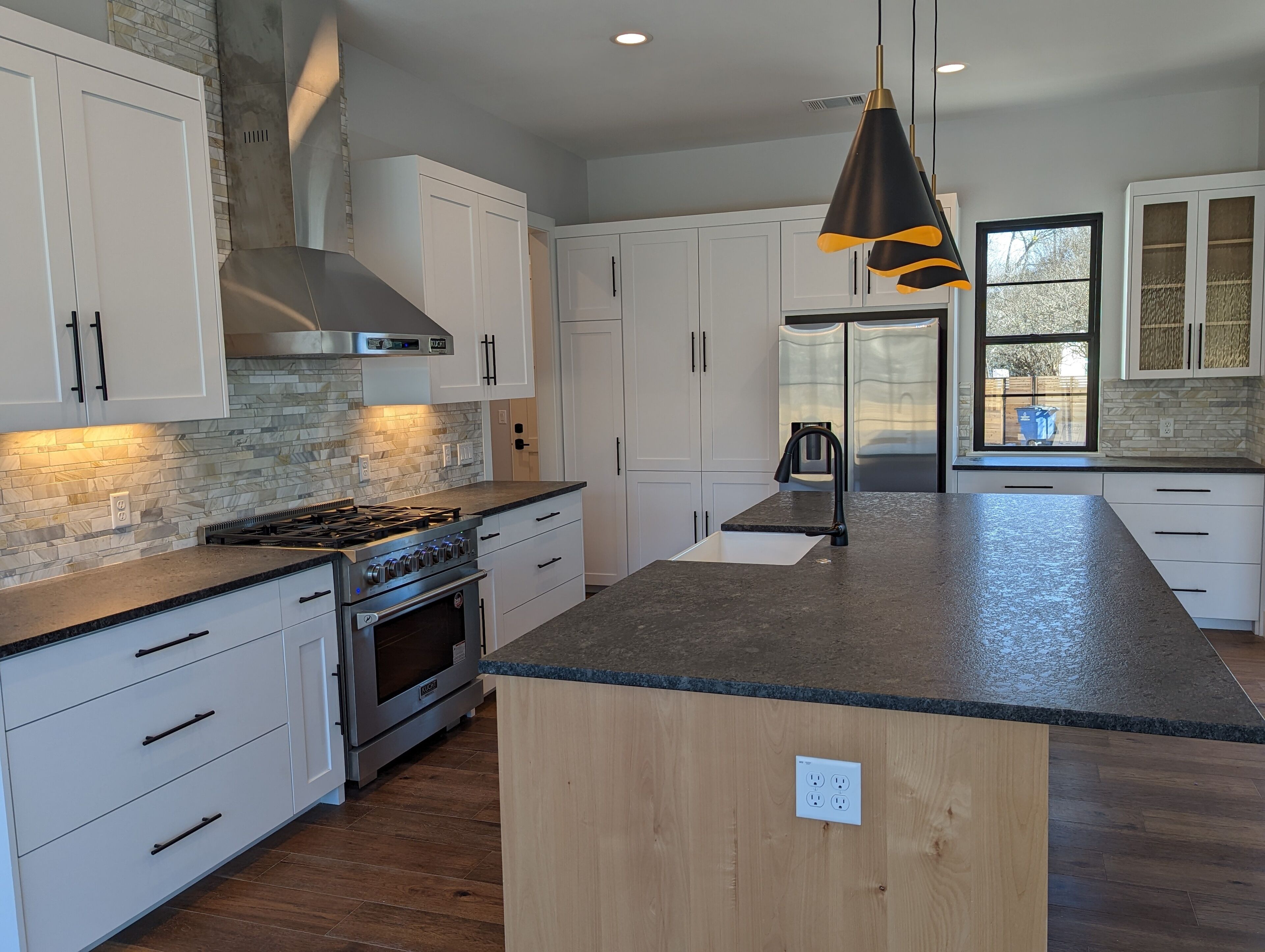 New 2023 Home, Cool Pool, 4Bedroom, 3.5 Bath, 10 guests, in great South Austin!