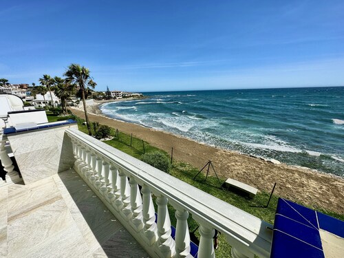 Beachfront apartment with pleasant views of the sea and the historic lighthouse.