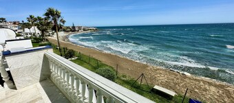 Beachfront apartment with pleasant views of the sea and the historic lighthouse.