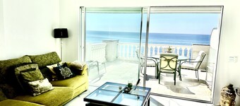 Beachfront apartment with pleasant views of the sea and the historic lighthouse.
