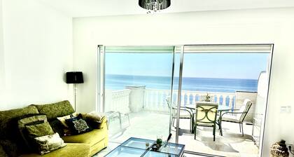Beachfront apartment with pleasant views of the sea and the historic lighthouse.