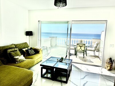 Beachfront apartment with pleasant views of the sea and the historic lighthouse.