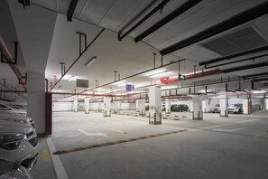 مواقف سيارات مجانية