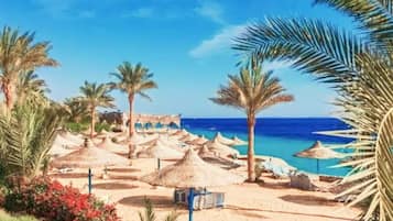 Plage, chaises longues, serviettes de plage