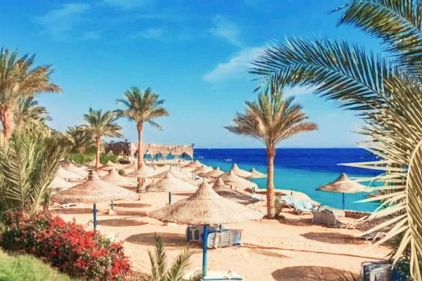 På stranden, liggestole, badehåndklæder