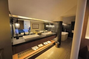 A modern bathroom with a large mirror, two sinks, a bathtub, and a toilet. - Geya Sigu Health Holiday Hotel (Nandan)