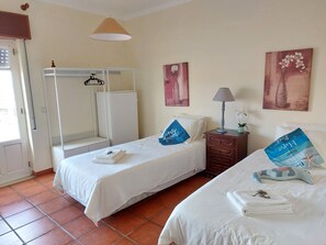 2 chambres, coffres-forts dans les chambres, bureau