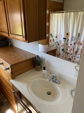 Een haardroger, handdoeken, zeep, shampoo