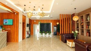 A modern lobby with a reception desk, seating area, and a bookshelf. - Jinjiang Inn Wuqing Traditional Chinese Medical Hospital Hotel Tianjin (Tianjin)
