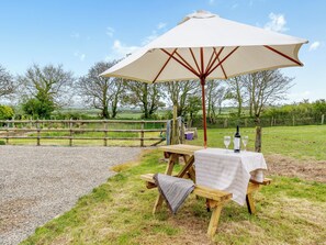 Outdoor dining - 2 bedroom accommodation in Trefin, near St David&rsquo;s (Trefin, near St David&rsquo;s)