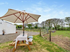Outdoor dining - 2 bedroom accommodation in Trefin, near St David&rsquo;s (Trefin, near St David&rsquo;s)
