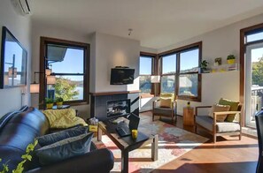 Una Smart TV, una chimenea, un futbolín, una mesa de tenis de mesa