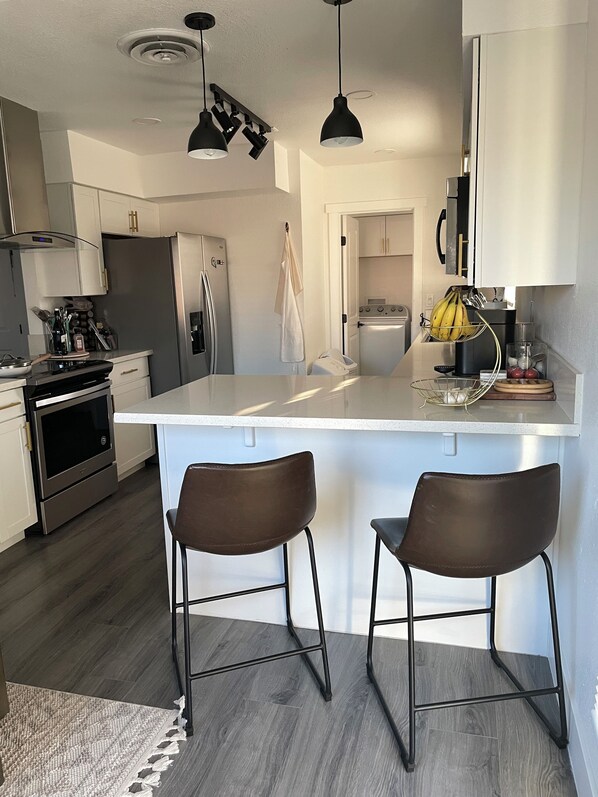 Refrigerador, microondas, horno y parrilla de estufa 