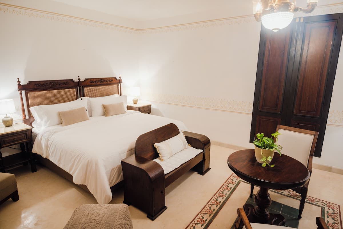 Rom – standard | Individuelt dekorert, individuelt innredet og skrivebord