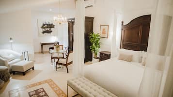 Habitación Grand | Decoración personalizada, muebles diferentes y escritorio