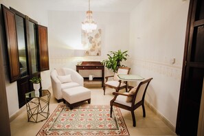 Deluxe Room | Ruang tamu | TV 