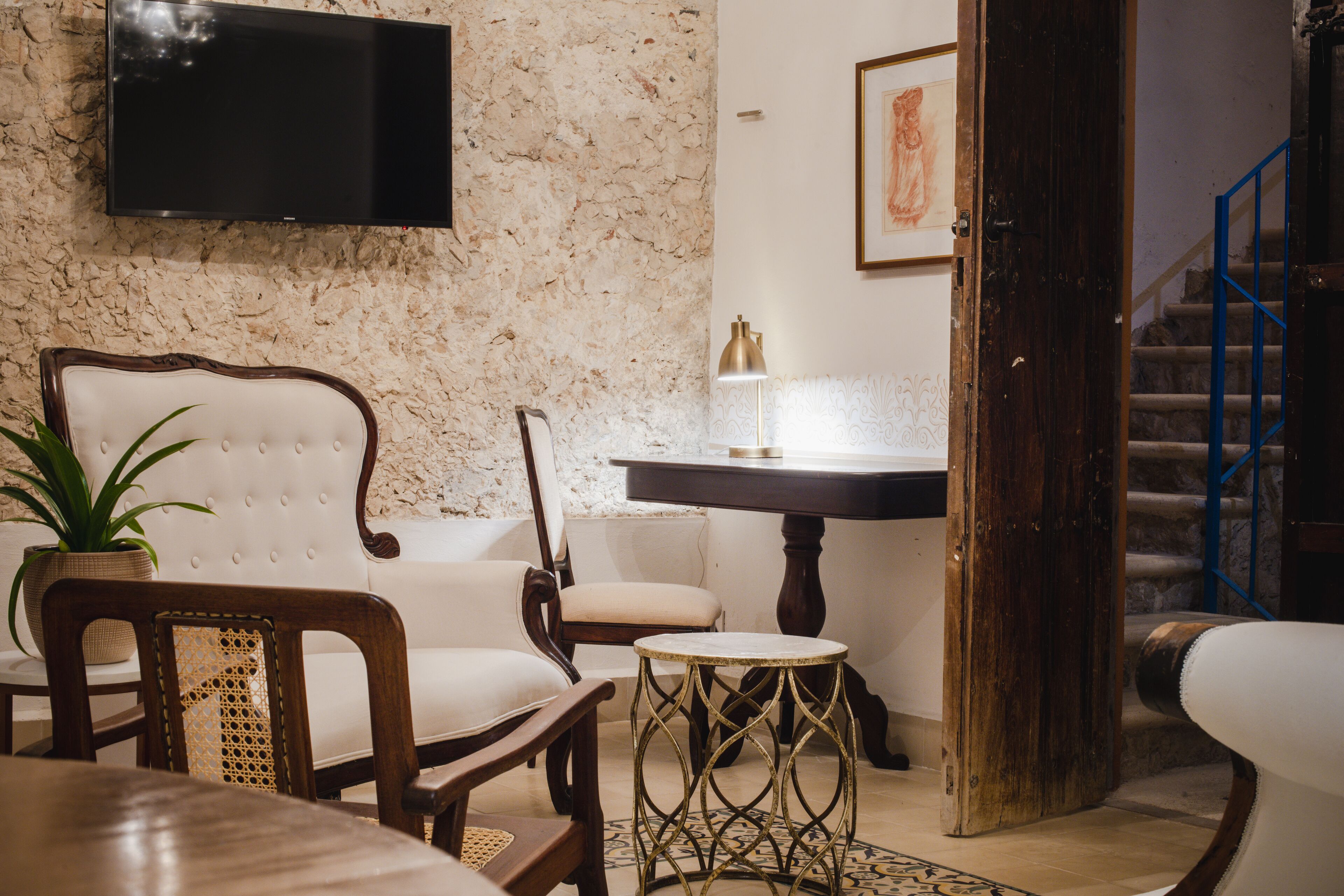 Decoración personalizada, muebles diferentes y escritorio 