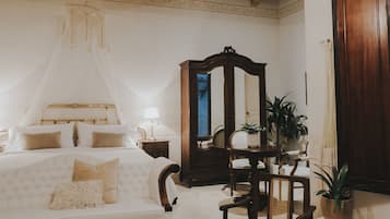 Decoración personalizada, muebles diferentes y escritorio