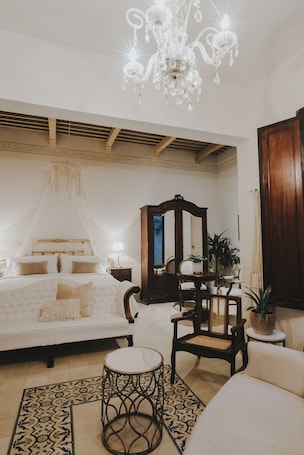 Decoración personalizada, muebles diferentes y escritorio . Los Murmullos Casa Boutique Campeche