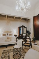 Decoración personalizada, muebles diferentes y escritorio 