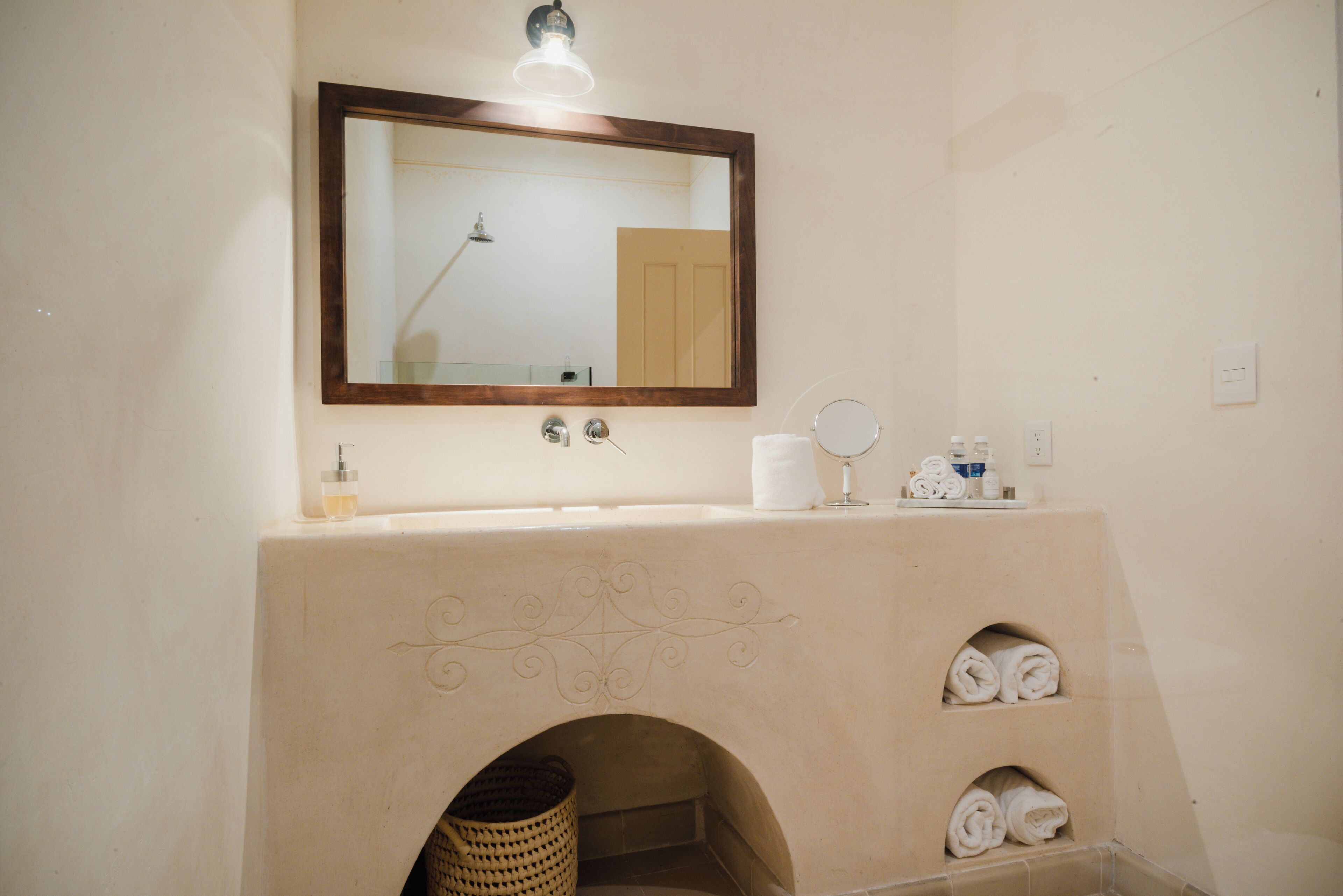 Een douche, designer toiletartikelen, een haardroger, badjassen