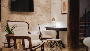 Desk, iron/ironing board (on request), free WiFi, individually decorated - Los Murmullos Casa Boutique Campeche (Campeche)