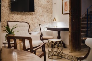 Decoración personalizada, muebles diferentes y escritorio 